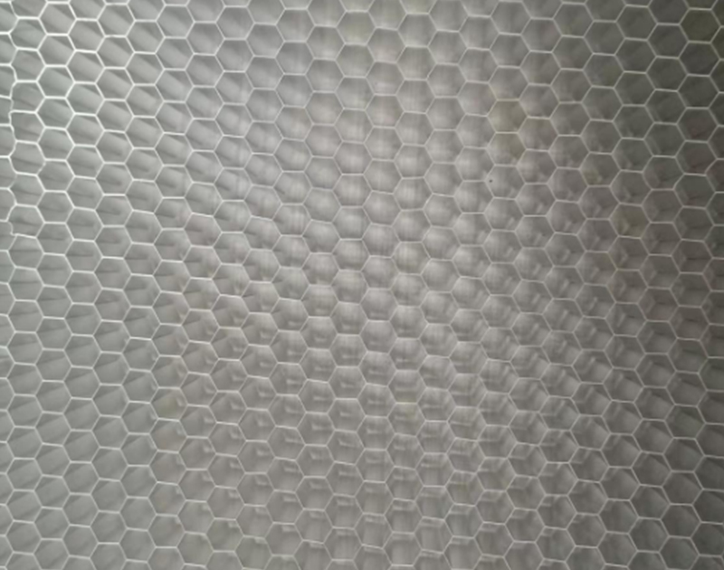 軌道交通用(yong)鋁蜂窩(wo)芯