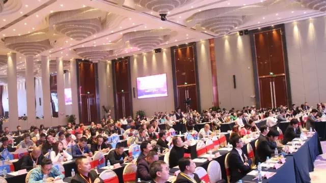第(di)十(shi)六(liu)屆中(zhong)國(guo)燈(deng)都産業(ye)高峯論(lun)罎(tan)在(zai)中(zhong)山古鎮擧(ju)行